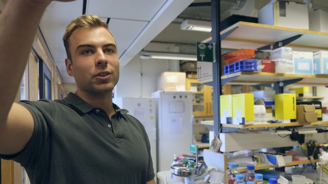 Erik Hartman speaking in an infection research laboratory.